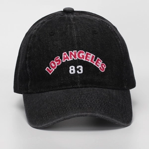 Detaillierte Stickerei LOS ANGELES 83 auf schwarzem Vintage Denim Baseballcap Stoff