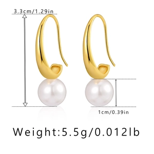Dettaglio degli orecchini con perle barocche con dimensioni e ganci in ottone oro 18K