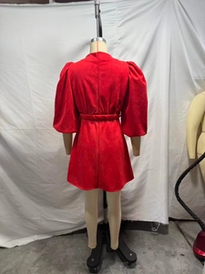 Vue arrière de la robe rouge en suédine avec manches bouffantes et boucle en métal