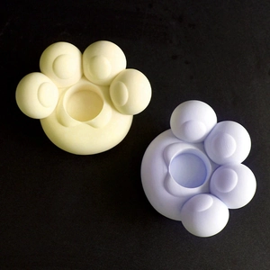Vue de dessus de moules en silicone en forme de pattes de chat en jaune et violet