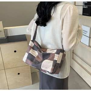 Détail du sac à bandoulière en patchwork avec des blocs de couleurs rétro marron et beige
