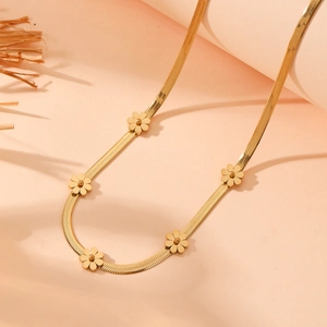 Détail du collier à chaîne serpent dorée avec cinq élégants pendentifs fleur à pétales