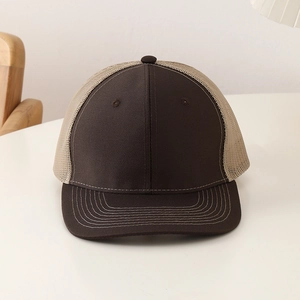 Détail d'une casquette trucker bicolore marron foncé et kaki avec coutures décoratives
