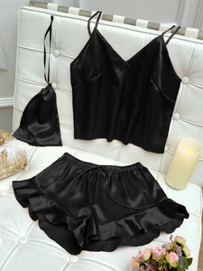 Detaillierte Ansicht des schwarzen Satin-Pyjama-Sets mit Rüschen-Shorts und Kordelzugbeutel