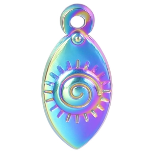 Makro-Detail des regenbogenfarbenen Tropfenanhängers mit Spiral-Sonnentotem-Muster