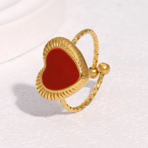 Bague ouverte en acier inoxydable plaqué or 18k avec motif cœur rouge et anneau ciselé
