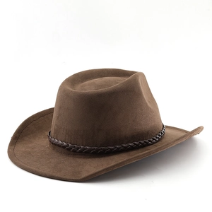 Détail d'un chapeau de cowboy en daim marron foncé avec bande décorative tressée