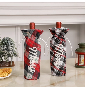 Détail de couvre-bouteilles de Noël à carreaux rouges et noirs avec broderie Merry