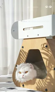 Dettaglio della cuccia per gatti in legno con ampio spazio interno e tiragraffi laterale