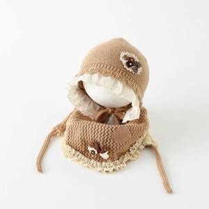 Détail du bonnet et écharpe en tricot marron pour bébé avec dentelle et oursons