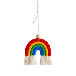 Gros plan détaillé sur l'arc-en-ciel en macramé fait main avec corde en coton et perle