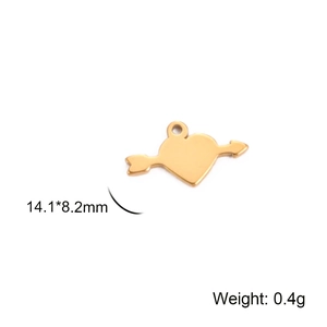 Polished gold heart-shaped charm with arrow detail, 14.1x8.2mm size and 0.4g weight
