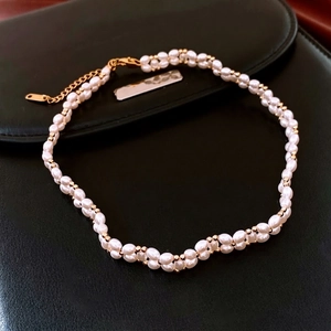 Collier élégant à deux rangs de perles plaqué or 18 carats sur fond de cuir noir