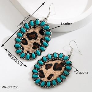 Dettagli degli orecchini bohémien in pelle leopardata con pietre turchesi e dimensioni