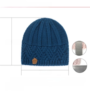 Detailed size chart for retro diamond knit beanie showing 20cm width and stretch dimensions