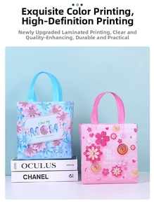 Détail de sacs cadeaux fête des mères en non-tissé avec motifs floraux et poignées
