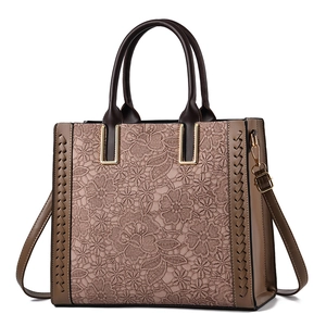Bolso bandolera elegante para mujer en cuero suave marrón con encaje y detalles trenzados