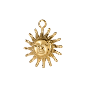 Goldene Sonnenanhänger-Halskette aus Edelstahl mit strahlendem Gesicht auf weißem Grund