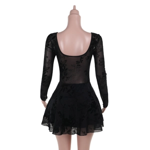 Vue détaillée du dos de la mini robe noire en mesh avec motifs floraux et grand dos nu en U