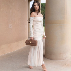 Robe longue plissée à épaules dénudées et manches longues en beige élégant