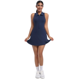 Détail de robe de sport bleu marine avec col polo zippé et design sans manches
