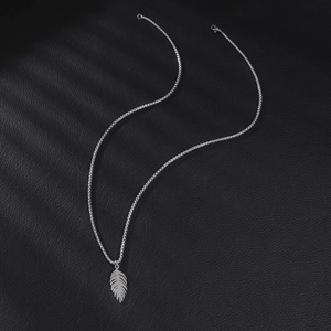 Collier minimaliste pour homme avec pendentif plume en acier sur cuir noir