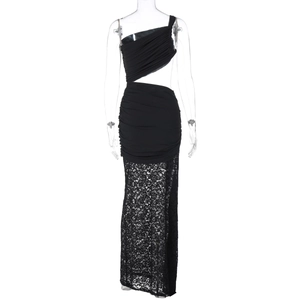 Détail de la robe noire à une épaule avec dentelle et découpe à la taille élégante