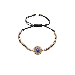 Bracciale occhio portafortuna regolabile con perline dorate su sfondo bianco