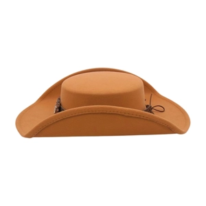 Détail d'un chapeau en laine marron avec bandeau en cuir et boucle métallique circulaire