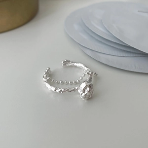 Detailed close-up of 925 sterling silver ring with organic lava texture and bead chain