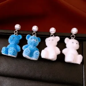 Schattige vlokbeer oorbellen met witte parels in blauw en wit pluche voor damesstijl