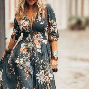 Robe longue bohème bleu sarcelle foncé à imprimé floral orange, col en V et manches 3/4