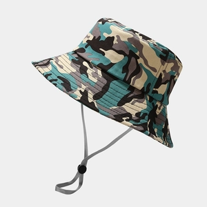Détail d'un chapeau de soleil camouflage bleu avec mentonnière grise réglable