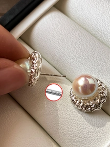 Dettaglio del marchio S999 in argento sterling sul perno dell'orecchino con perla lucida