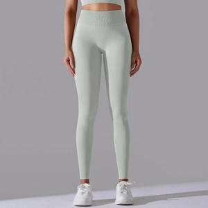 Detail von mintgrünen nahtlosen Leggings mit hoher Taille und Sport-Bra am Modell