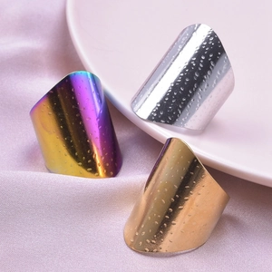 Makroaufnahme von 304 Edelstahlringen mit Wassertropfen-Textur in Gold und Silber-Finish