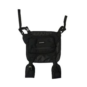 Sac de poitrine tactique noir en nylon avec sangles réglables et poche avant zippée