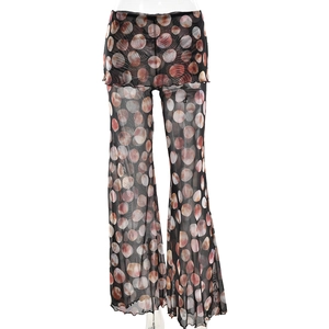 Nahaufnahme der High-Waist Mesh-Hose mit bunten Punkten und Rüschendetails am Beinsaum