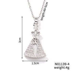 Détail macro du collier triangle Evil Eye montrant les dimensions 3x1,5cm et la longueur