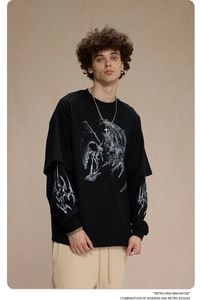 Detail von Gothic-Flügelprint und Flammenmuster auf schwarzem Langarm-Baumwoll-T-Shirt