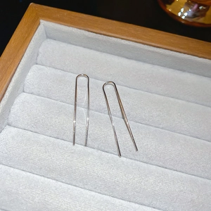 Minimalistische silberne U-Ohrhaken präsentiert in einer grauen Schmuckschatulle