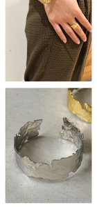 Détail d'un bracelet manchette en métal avec texture martelée et design froissé