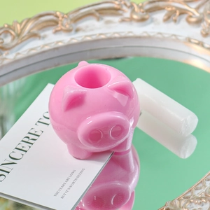 Détail du moule en silicone cochon sur plateau miroir pour bougeoirs et décoration DIY