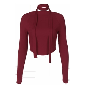 Dettaglio della maglia a coste sul crop top bordeaux a maniche lunghe con scollo halter