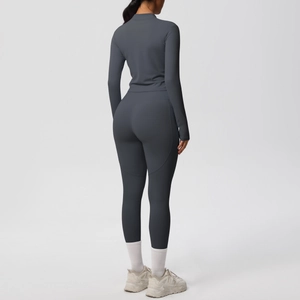 Vue arrière d'un ensemble de yoga gris anthracite avec haut manches longues et legging