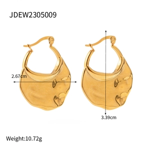 Orecchini in titanio placcati oro 18K con design a pieghe di lava e trama martellata