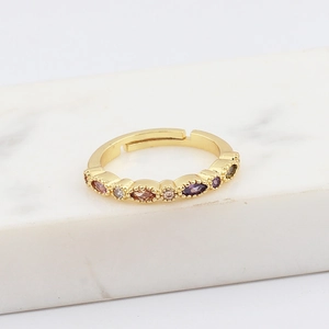Primer plano de anillo dorado ajustable con circonitas de colores geométricas