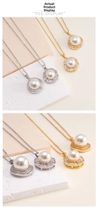 Dettagli di eleganti ciondoli di perle in finiture oro e argento su pietre texture