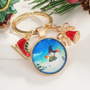 Porte-clés de Noël avec bonhomme de neige, patins à glace rouges et clochette festive