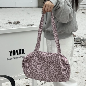 Dettaglio della borsa shopper leopardata con morbida trama scamosciata e ampi manici
